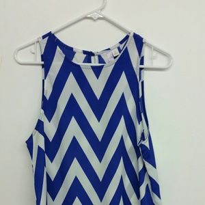 L sleeveless blouse, blue & white chevron pattern